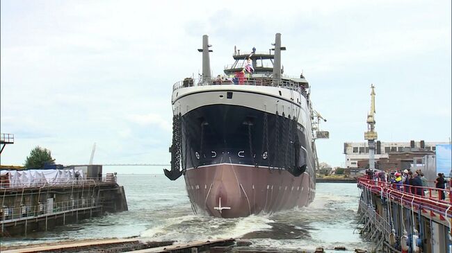 Церемония спуска на воду супертраулера Механик Сизов