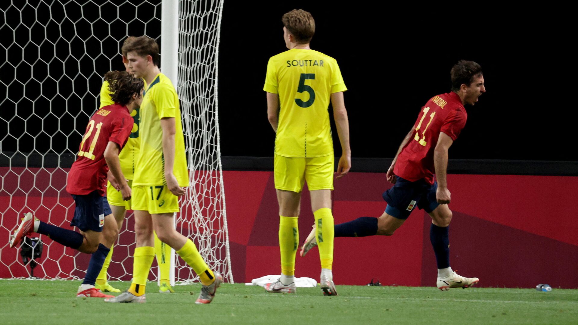 Spain's forward Mikel Oyarzabal (R) shouts in jubilation after scoring a goal during the Tokyo 2020 Olympic Games men's group C first round football match between Australia and Spain at Sapporo Dome in Sapporo on July 25, 2021. (Photo by ASANO IKKO / AFP) - РИА Новости, 1920, 25.07.2021