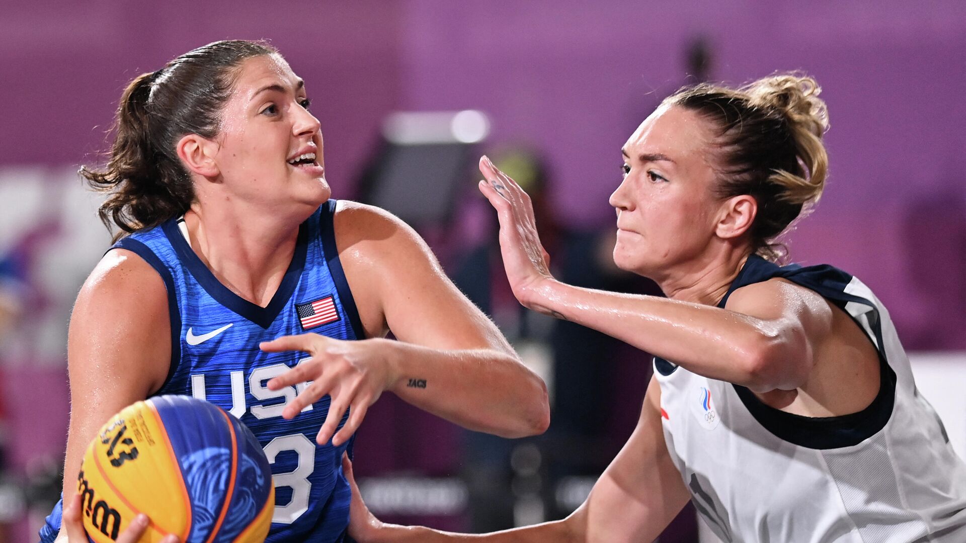 USA's Stefanie Dolson (L) fights for the ball with Russia's Anastasiia Logunova during the women's first round 3x3 basketball match between Russia and US at the Aomi Urban Sports Park in Tokyo, on July 25, 2021 during the Tokyo 2020 Olympic Games. (Photo by Andrej ISAKOVIC / AFP) - РИА Новости, 1920, 25.07.2021