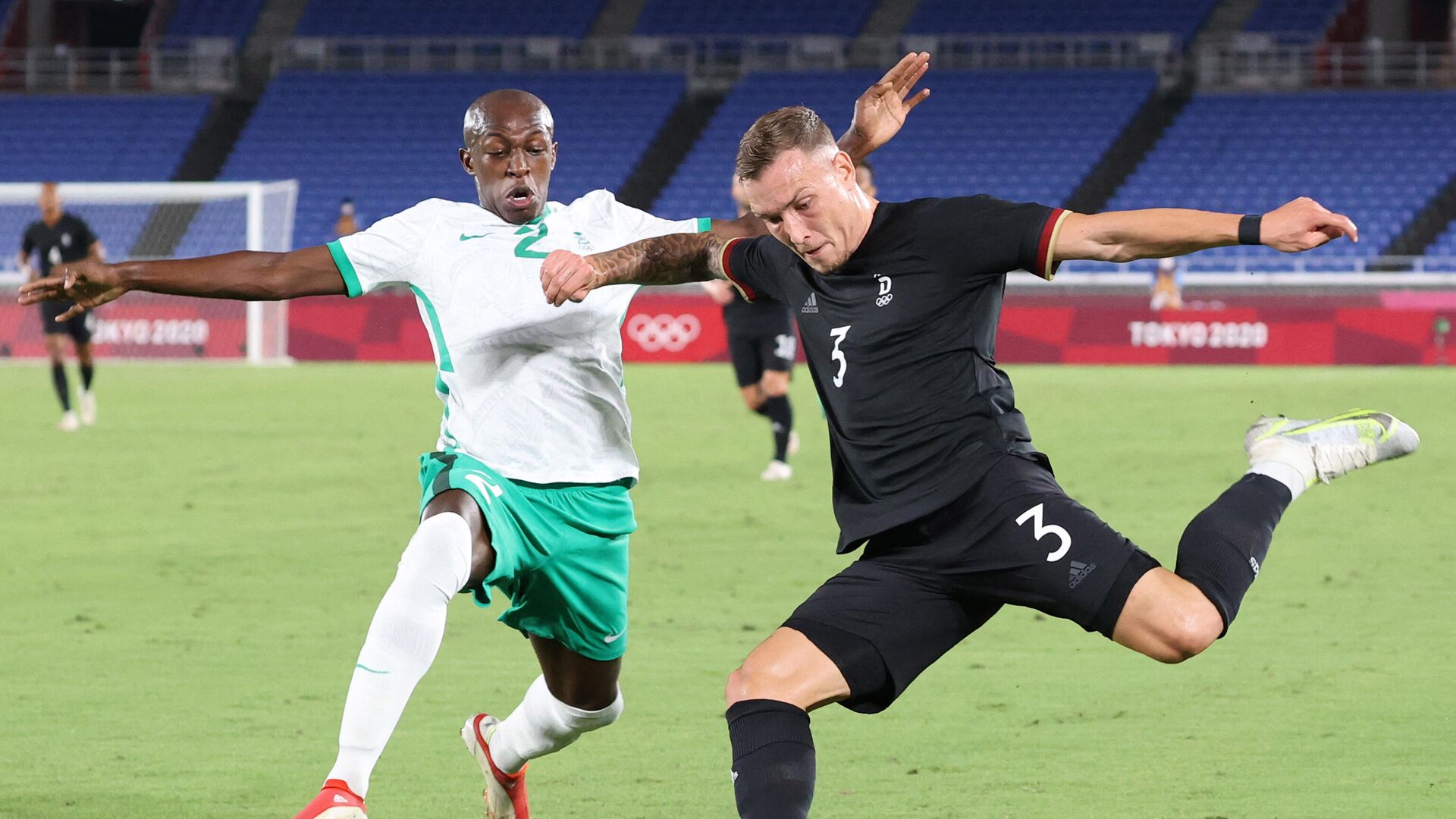 Germany's midfielder David Raum (R) is marked by Saudi Arabia's defender Saud Abdulhamid during the Tokyo 2020 Olympic Games men's group D first round football match between Saudi Arabia and Germany at the Yokohama International Stadium in Yokohama on July 25, 2021. (Photo by Yoshikazu TSUNO / AFP) - РИА Новости, 1920, 25.07.2021