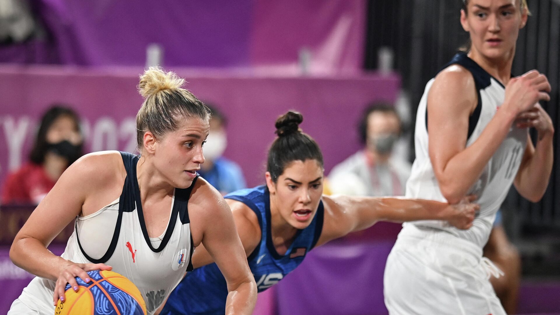 Russia's Evgeniia Frolkina (L) runs with the ball as she is tackled by USA's Kelsey Plum (C) next to Russia's Anastasiia Logunova (R) during the women's first round 3x3 basketball match between Russia and US at the Aomi Urban Sports Park in Tokyo, on July 25, 2021 during the Tokyo 2020 Olympic Games. (Photo by Andrej ISAKOVIC / AFP) - РИА Новости, 1920, 25.07.2021