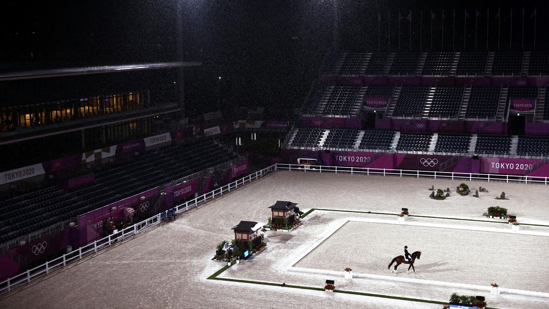 Russia's Aleksandra Maksakova rides Bojengels under the rain in the dressage individual grand prix group C during the equestrian competition of the Tokyo 2020 Olympic Games at the Equestrian Park in Tokyo on July 24, 2021. (Photo by Behrouz MEHRI / AFP) - РИА Новости, 1920, 25.07.2021