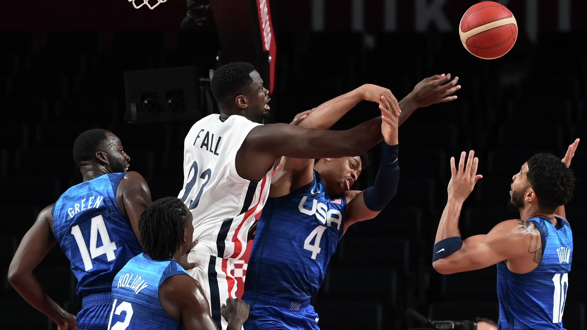 France's Moustapha Fall (3L) fights for the ball with USA's Keldon Johnson (2R) during the men's preliminary round group A basketball match between France and USA during the Tokyo 2020 Olympic Games at the Saitama Super Arena in Saitama on July 25, 2021. (Photo by Aris MESSINIS / AFP) - РИА Новости, 1920, 25.07.2021