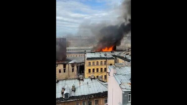 Кадры пожара в жилом доме в центре Санкт-Петербурга