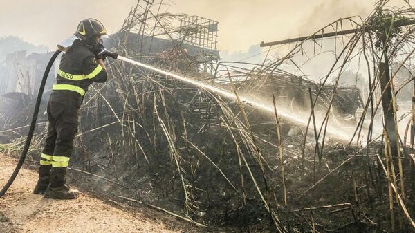 Пожарный во время тушения лесного пожара на Сардинии