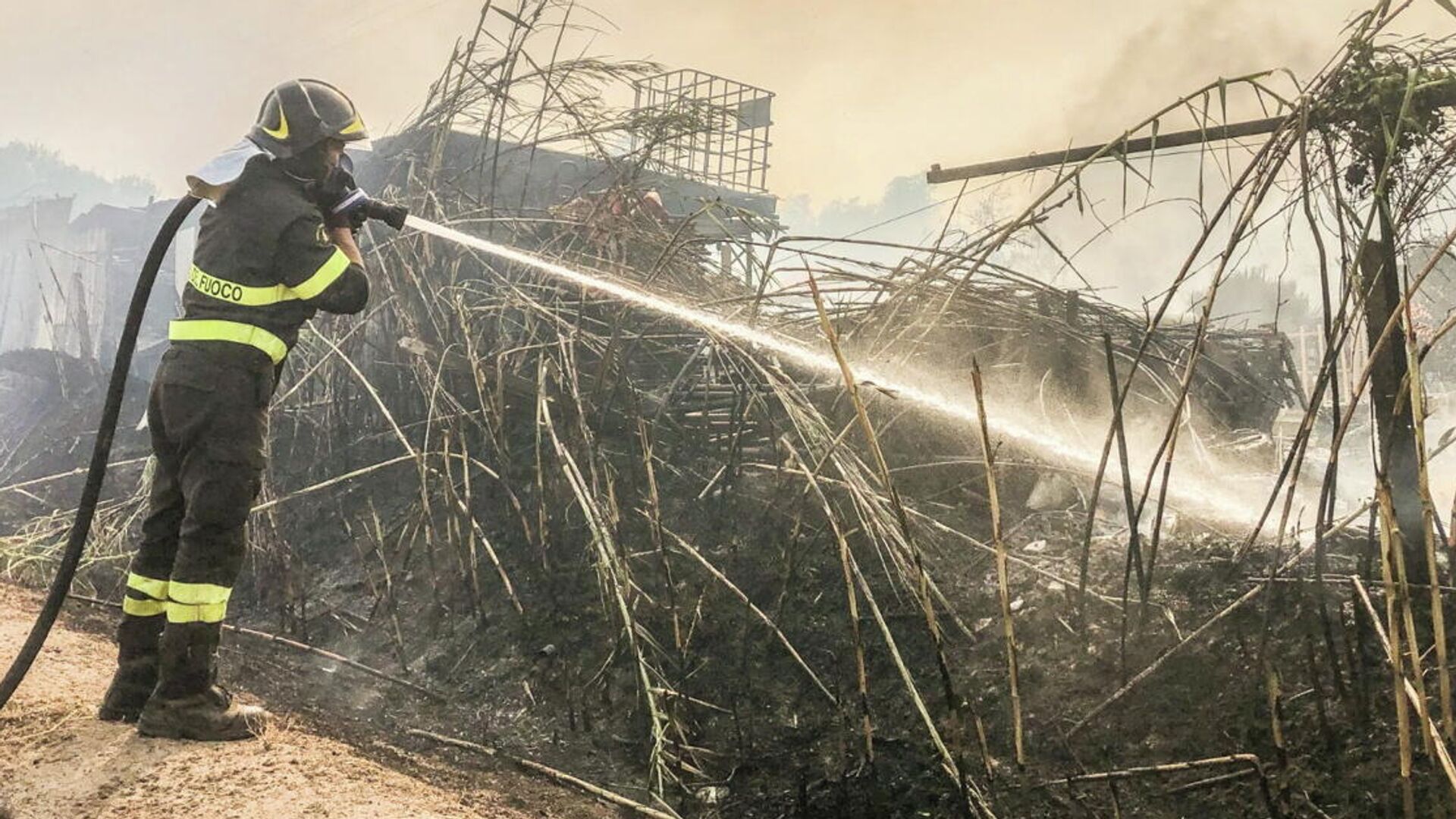 Пожарный во время тушения лесного пожара на Сардинии - РИА Новости, 1920, 25.07.2021