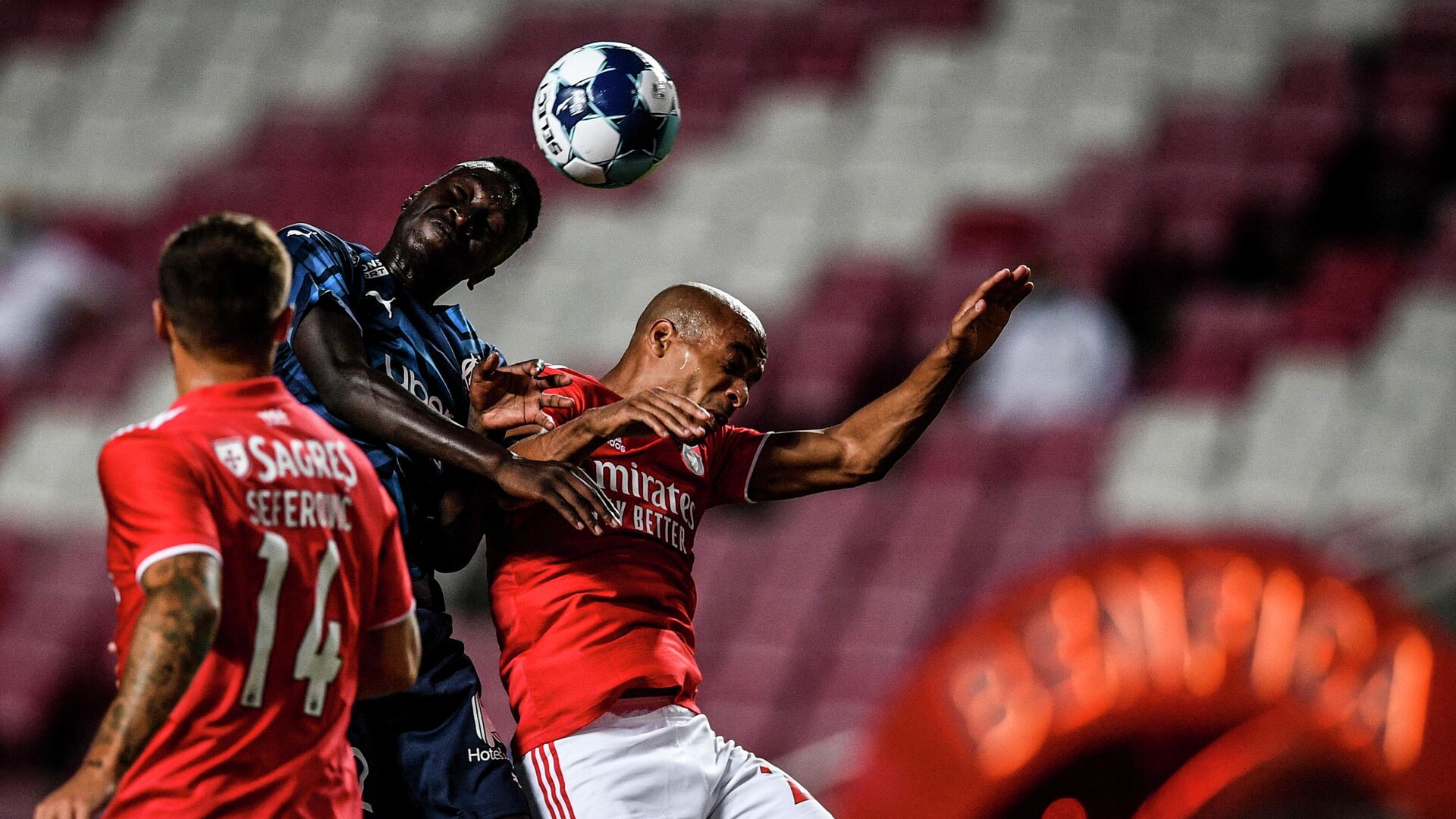 Benfica's Portuguese midfielder Joao Mario (R) heads the ball with Marseille's French midfielder Pape Gueye during an international club friendly football match between SL Benfica and Olympique de Marseille at the Luz stadium in Lisbon on July 25, 2021. (Photo by PATRICIA DE MELO MOREIRA / AFP) - РИА Новости, 1920, 25.07.2021