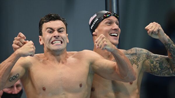 Члены сборной США по плаванию радуются победе в эстафете 4 х 100 метров свободным стилем среди мужчин на XXXII Олимпийских играх в Токио.