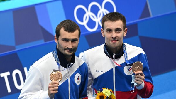 Российские спортсмены, члены сборной России (команда ОКР) по прыжкам в воду Александр Бондарь и Виктор Минибаев, завоевавшие бронзовые медали на соревнованиях по синхронным прыжкам с вышки 10 метров среди мужчин на XXXII Олимпийских играх в Токио.