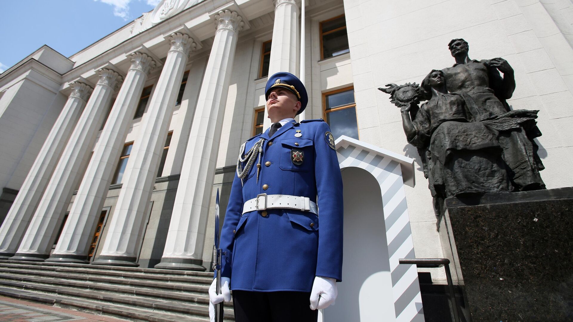 Почетный караул возле здания Верховной рады Украины в Киеве - РИА Новости, 1920, 24.07.2024