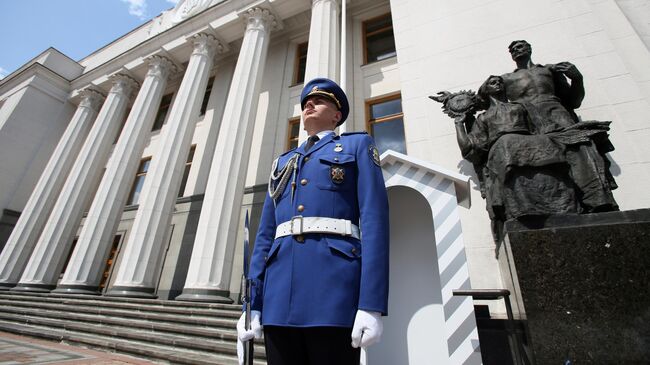 Почетный караул возле здания Верховной рады Украины в Киеве