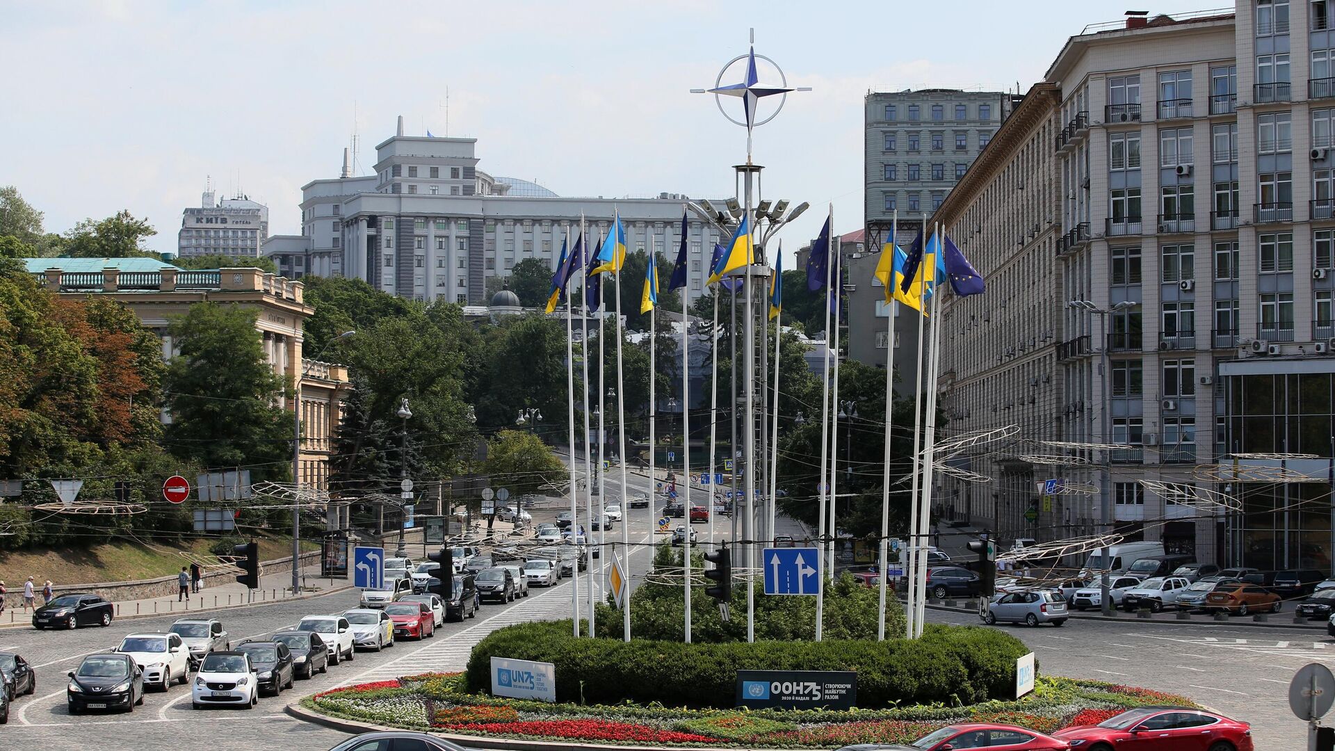 Эмблема НАТО на Европейской площади в Киеве. Архивное фото - РИА Новости, 1920, 26.05.2023