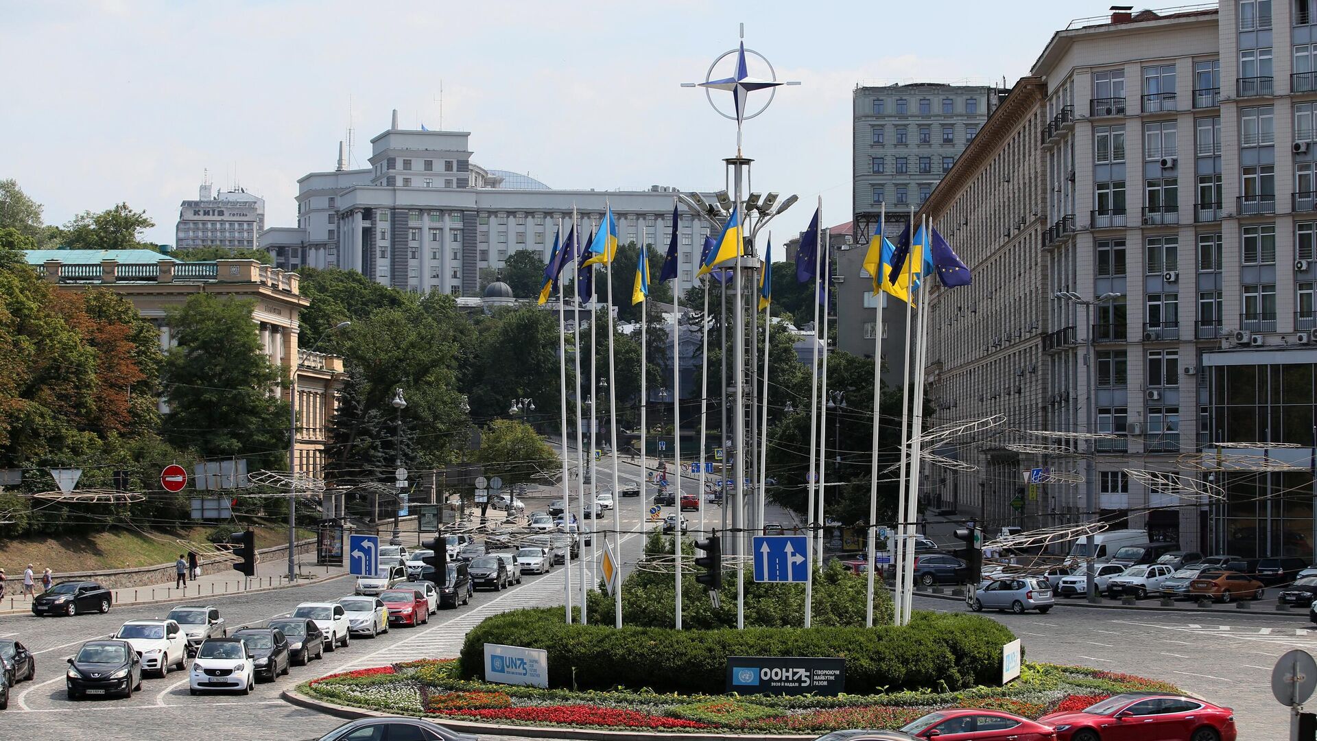 Эмблема НАТО на Европейской площади в Киеве - РИА Новости, 1920, 16.09.2021