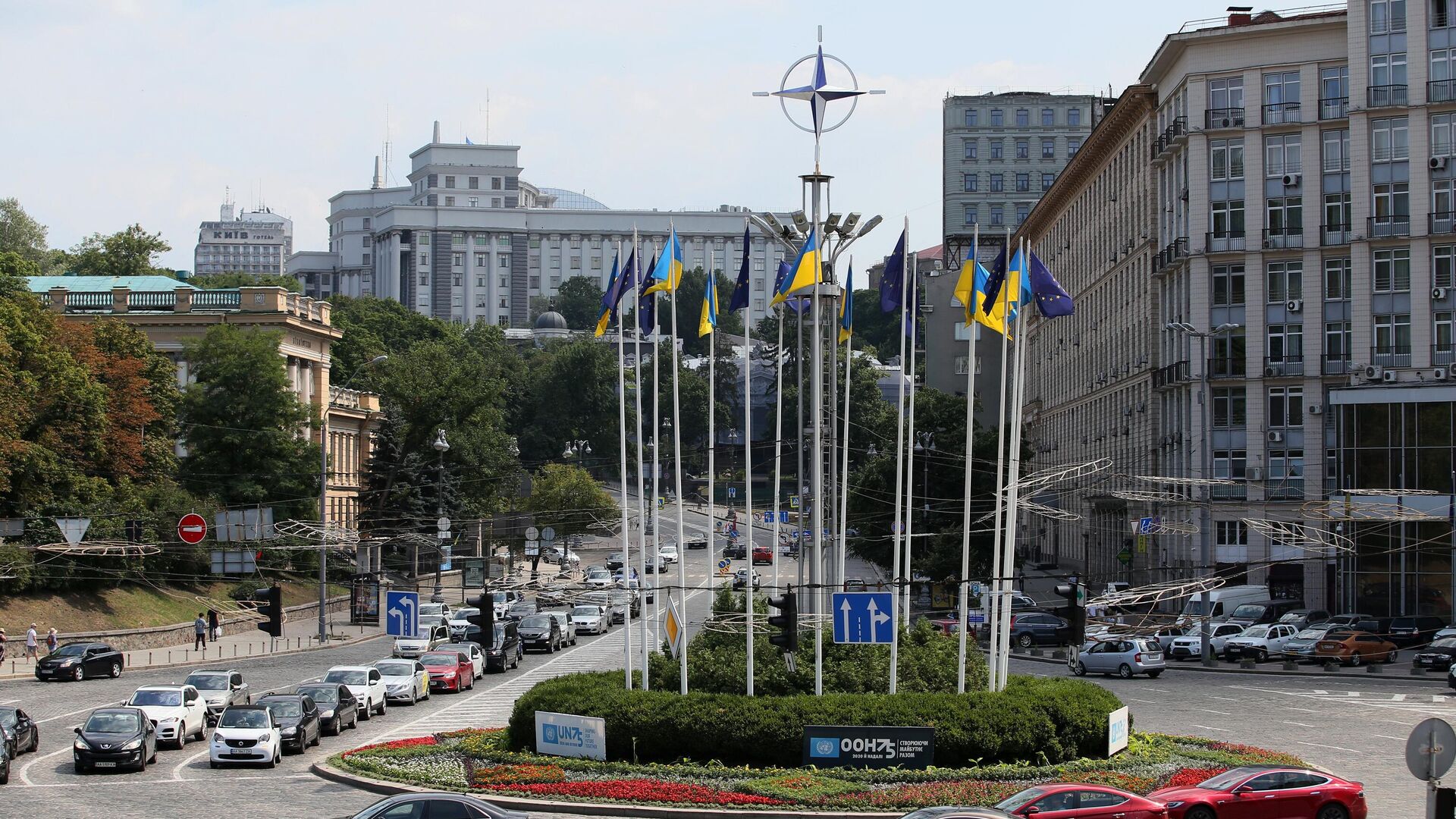 Эмблема НАТО на Европейской площади в Киеве - РИА Новости, 1920, 19.05.2023