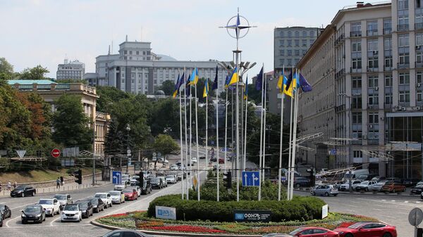 Эмблема НАТО на Европейской площади в Киеве. Архивное фото