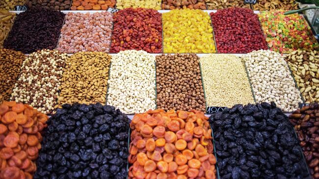 Прилавок с сухофруктами и орехами