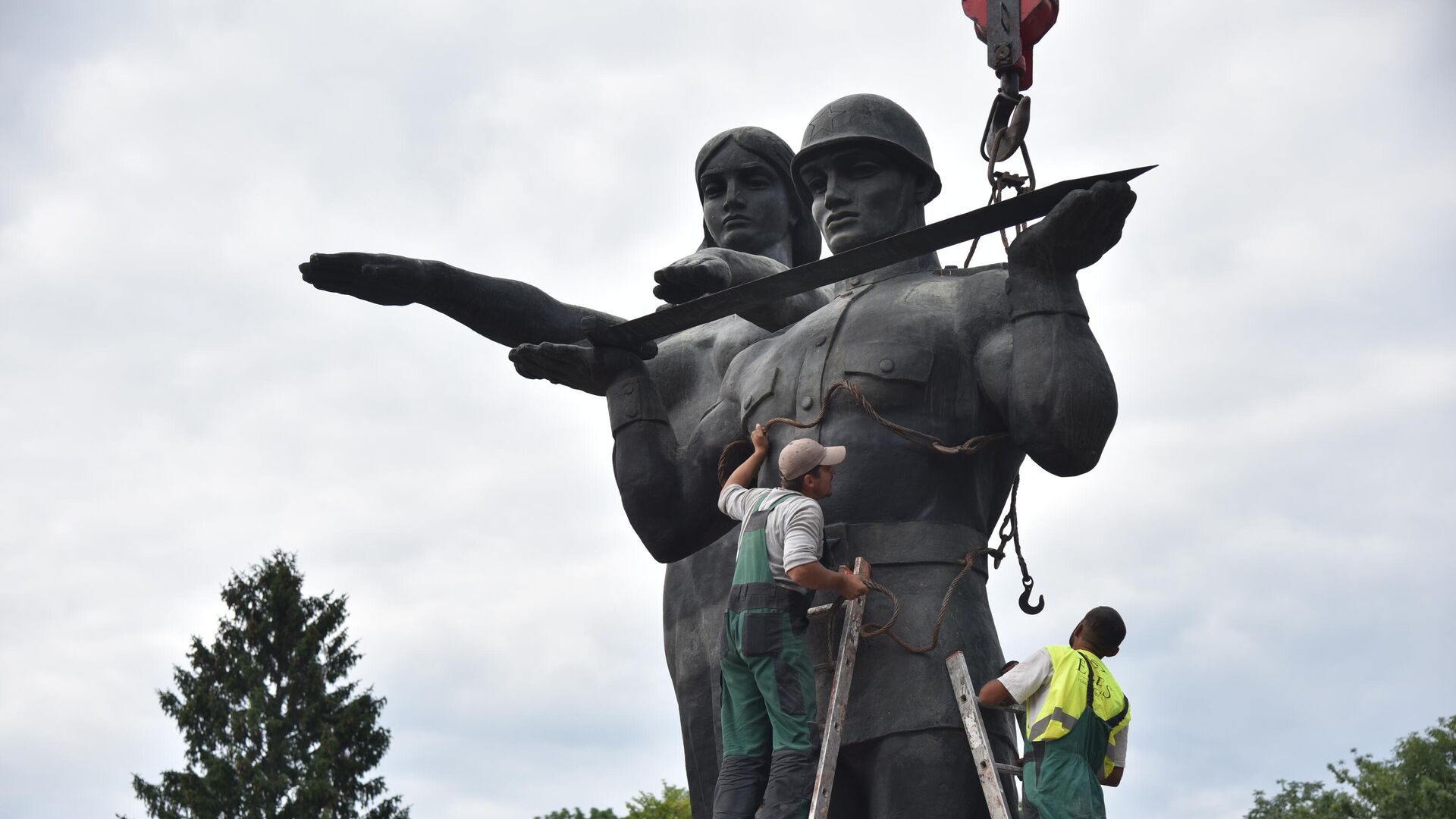 Во время демонтажа последних фигур открытого в 1970 году Монумента славы Советской армии во Львове - РИА Новости, 1920, 27.07.2021