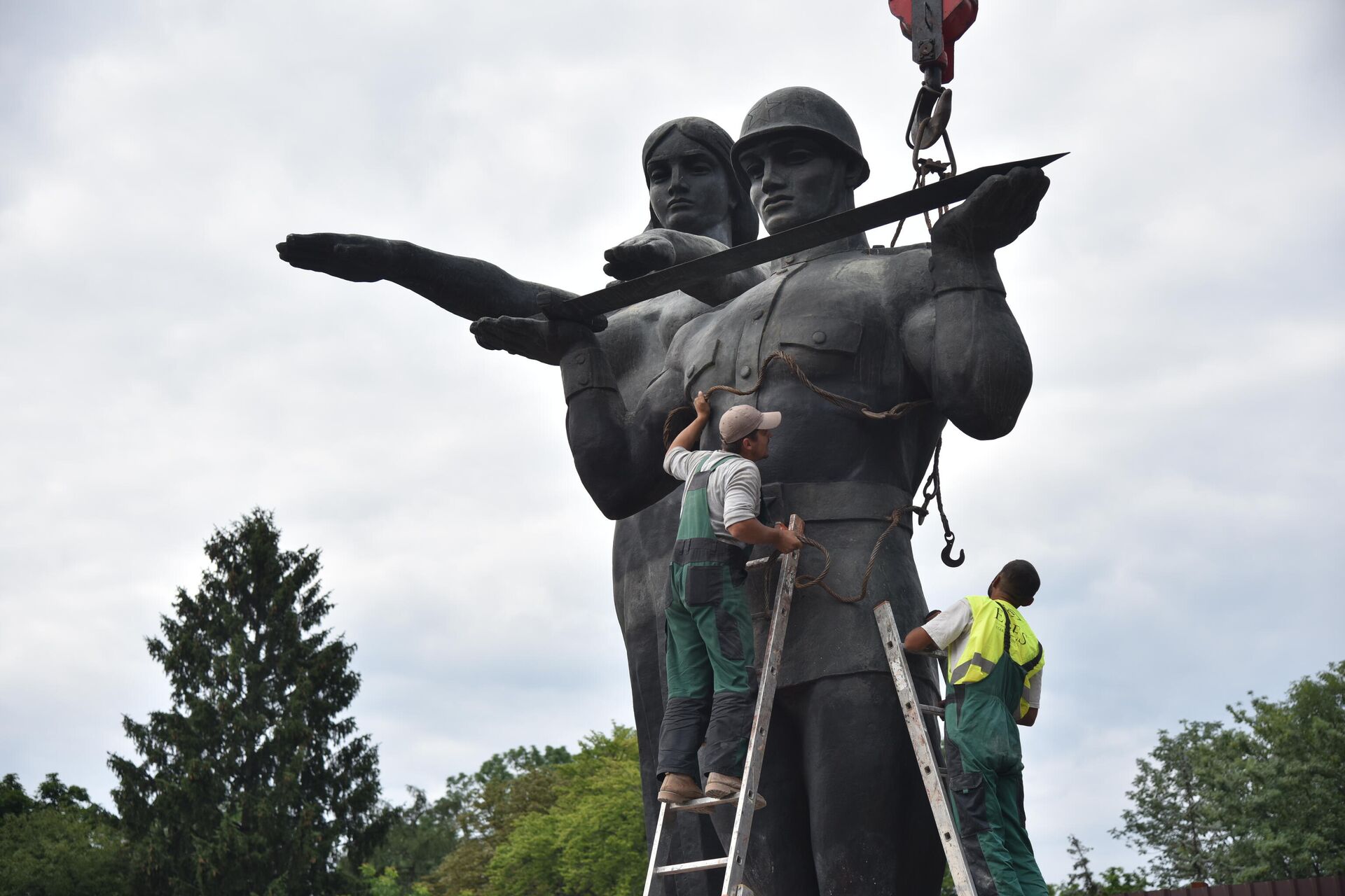 Во время демонтажа последних фигур открытого в 1970 году Монумента славы Советской армии во Львове - РИА Новости, 1920, 27.06.2022