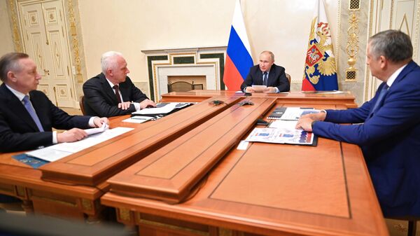 Президент РФ Владимир Путин проводит совещание по вопросам развития транспортной системы Санкт-Петербурга и Ленинградской области