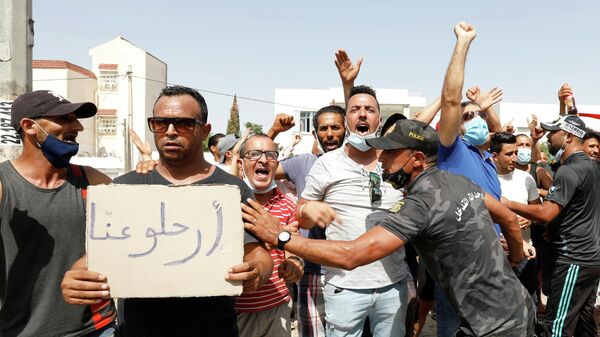 Участники акции протеста у здания парламента в Тунисе