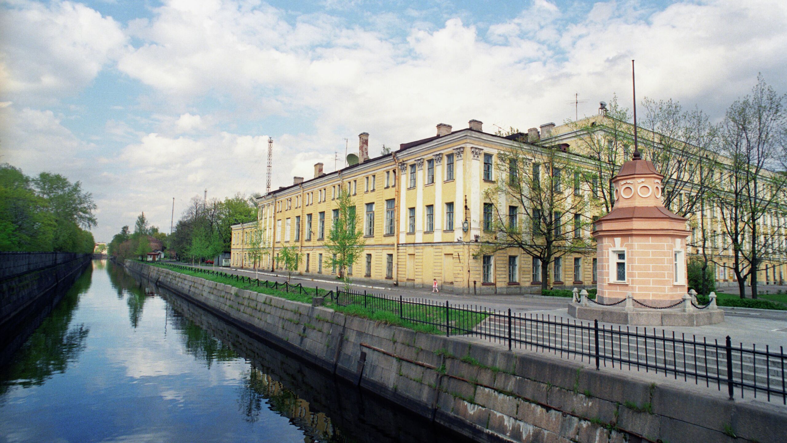 Мойка кронштадт. Кронштадт. Кронштадт Питер. Обводный канал Кронштадт.