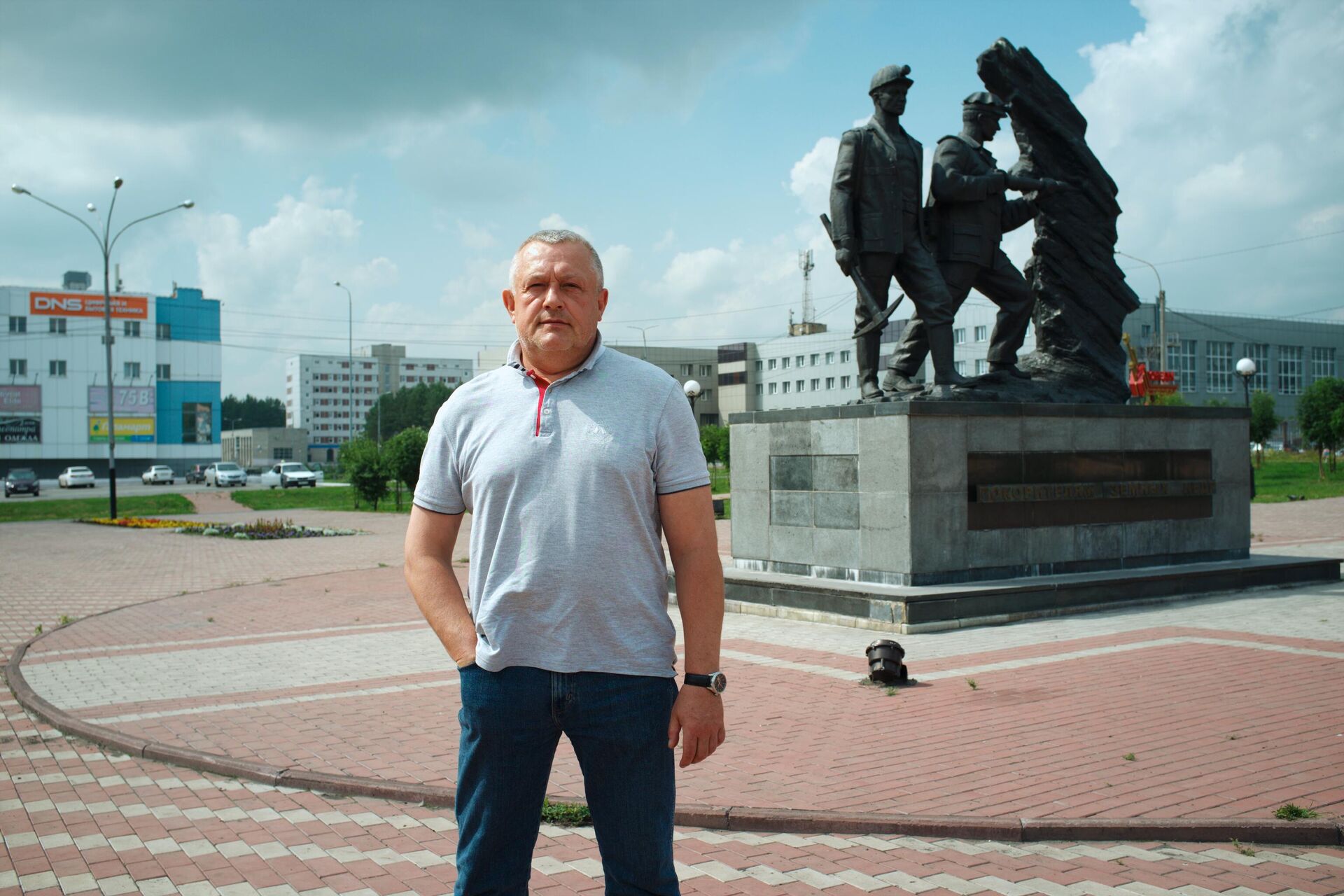 Бывший горный инженер Алексей Чуваев у памятника шахтерам в Прокопьевске - РИА Новости, 1920, 27.07.2021