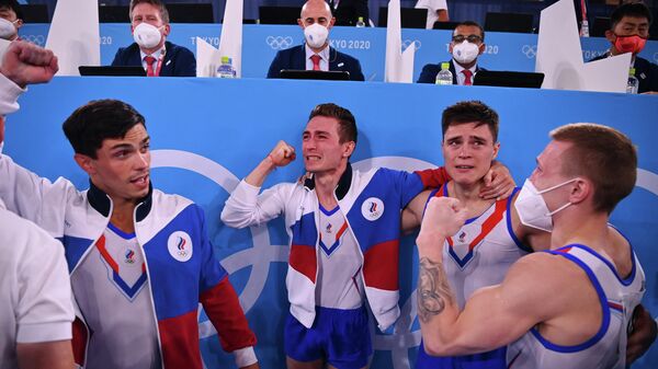 Российские гимнасты после победы на Олимпийских играх в Токио