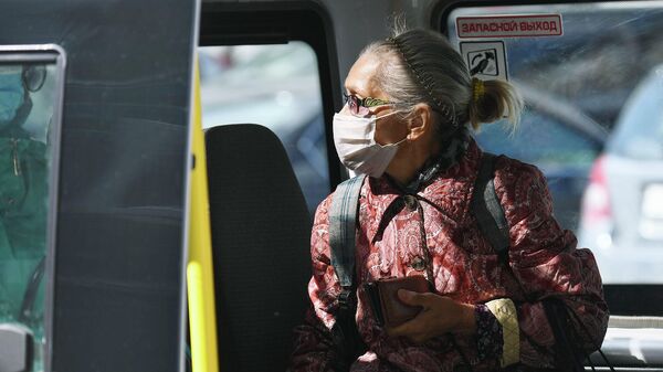 Пожилая женщина в салоне маршрутного такси 360