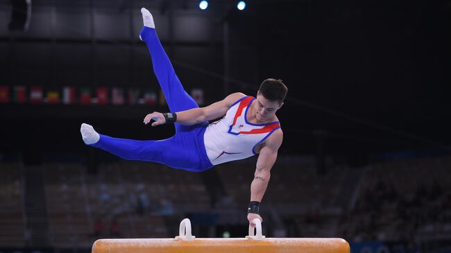 Российский спортсмен, член сборной России (команда ОКР) Никита Нагорный выполняет упражнения на коне в командном многоборье среди мужчин на соревнованиях по спортивной гимнастике на XXXII летних Олимпийских играх в Токио.