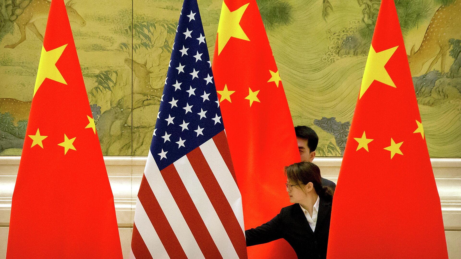 Флаги США и Китая перед открытием китайско-американских торговых переговоров в Пекине - РИА Новости, 1920, 26.07.2021