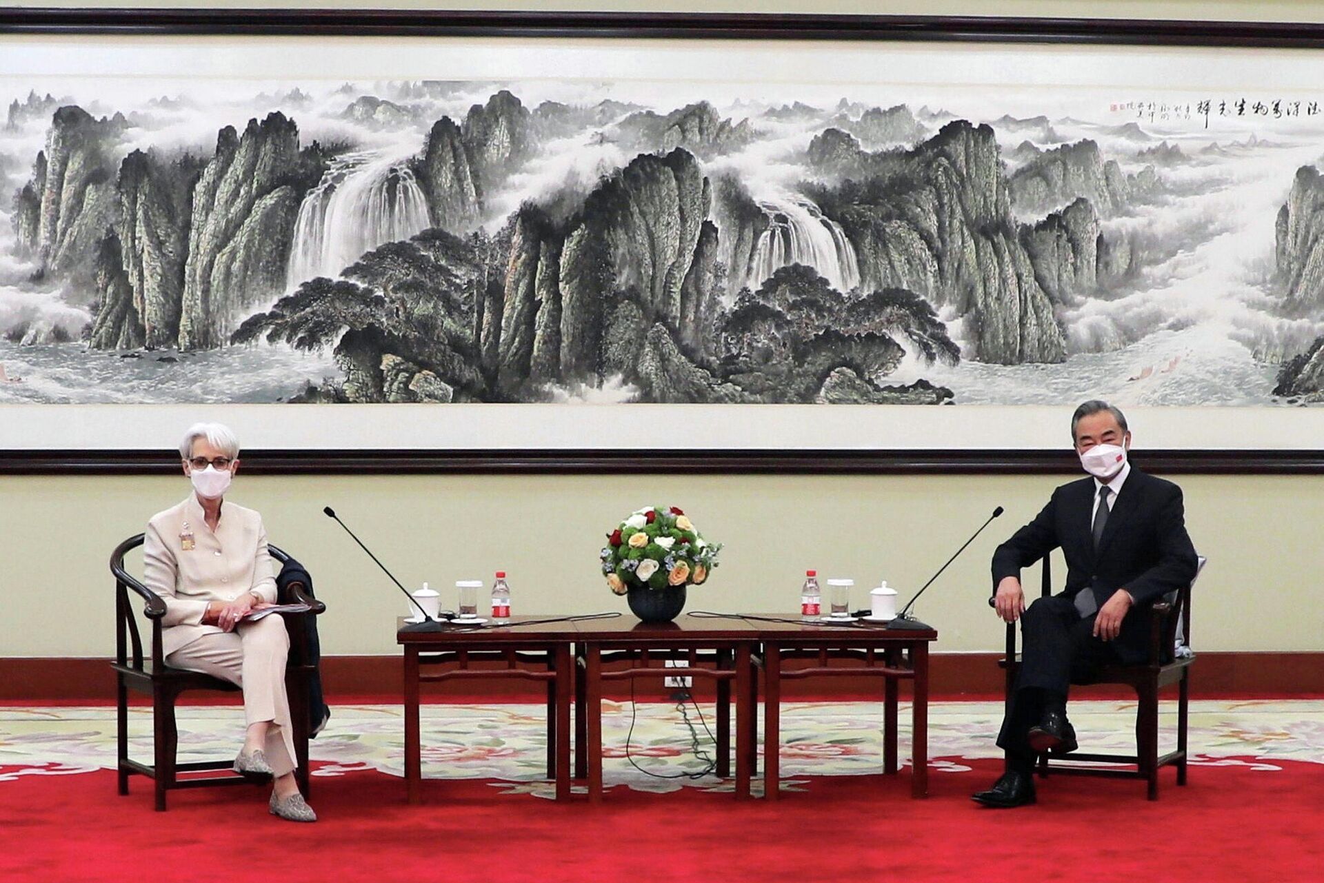 Заместитель госсекретаря США Венди Шерман во время встречи с государственным советником Китая и министром иностранных дел Ван И в Тяньцзине - РИА Новости, 1920, 26.07.2021