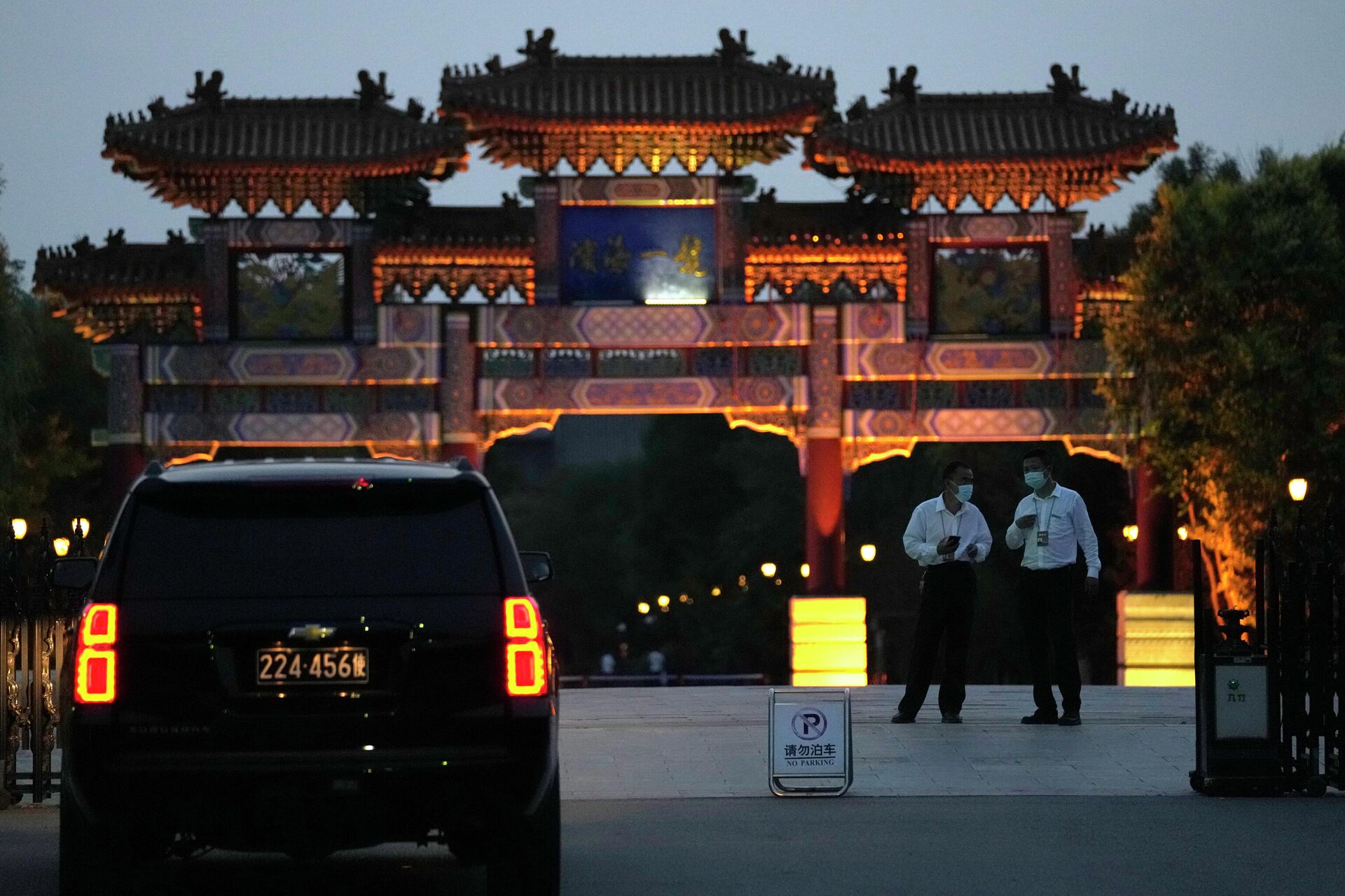 Автомобиль посольства США ожидает возле отеля Тяньцзинь Биньхай, где пройдут переговоры официальных лица США и Китая - РИА Новости, 1920, 26.07.2021