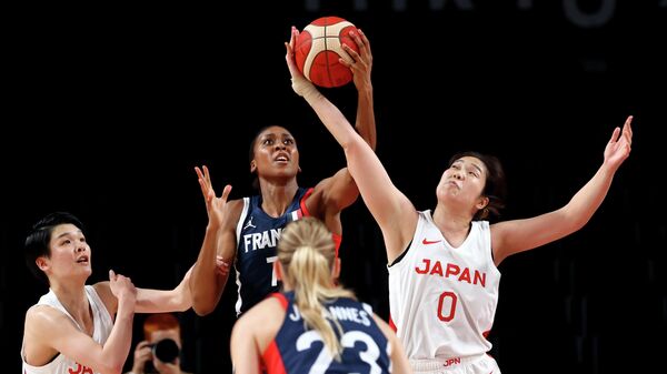 Матч между баскетбольными сборными Японии и Франции на Олимпиаде в Токио