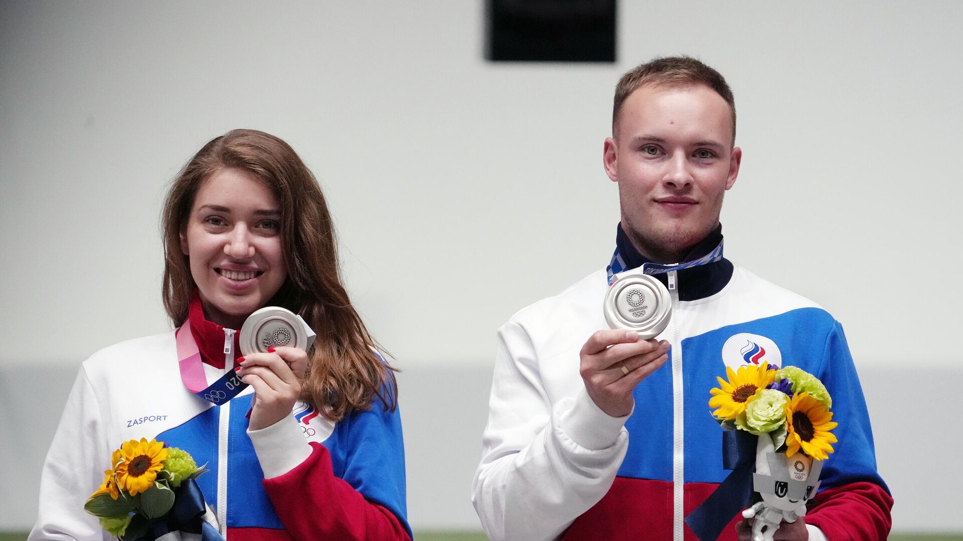 Российские спортсмены, члены сборной России (команда ОКР) Виталина Бацарашкина и Артём Черноусов, завоевавшие серебряные медали на соревнованиях смешанных команд по стрельбе из пневматического пистолета с 10 метров на XXXII летних Олимпийских играх в Токио. - РИА Новости, 1920, 27.07.2021