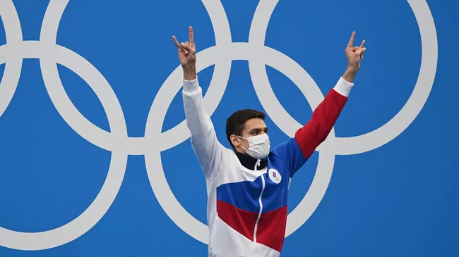Российский спортсмен, член сборной России (команда ОКР) Евгений Рылов, завоевавший золотую медаль в соревнованиях по плаванию на 100 метров на спине среди мужчин на XXXII летних Олимпийских играх.