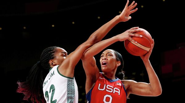 Матч между женскими сборными Нигерии и США по баскетболу на Олимпийских играх в Токио