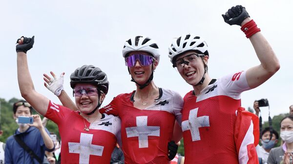 Спортсменки из Швейцарии после триумфа в кросс-кантри в маунтинбайке на Олимпийских играх