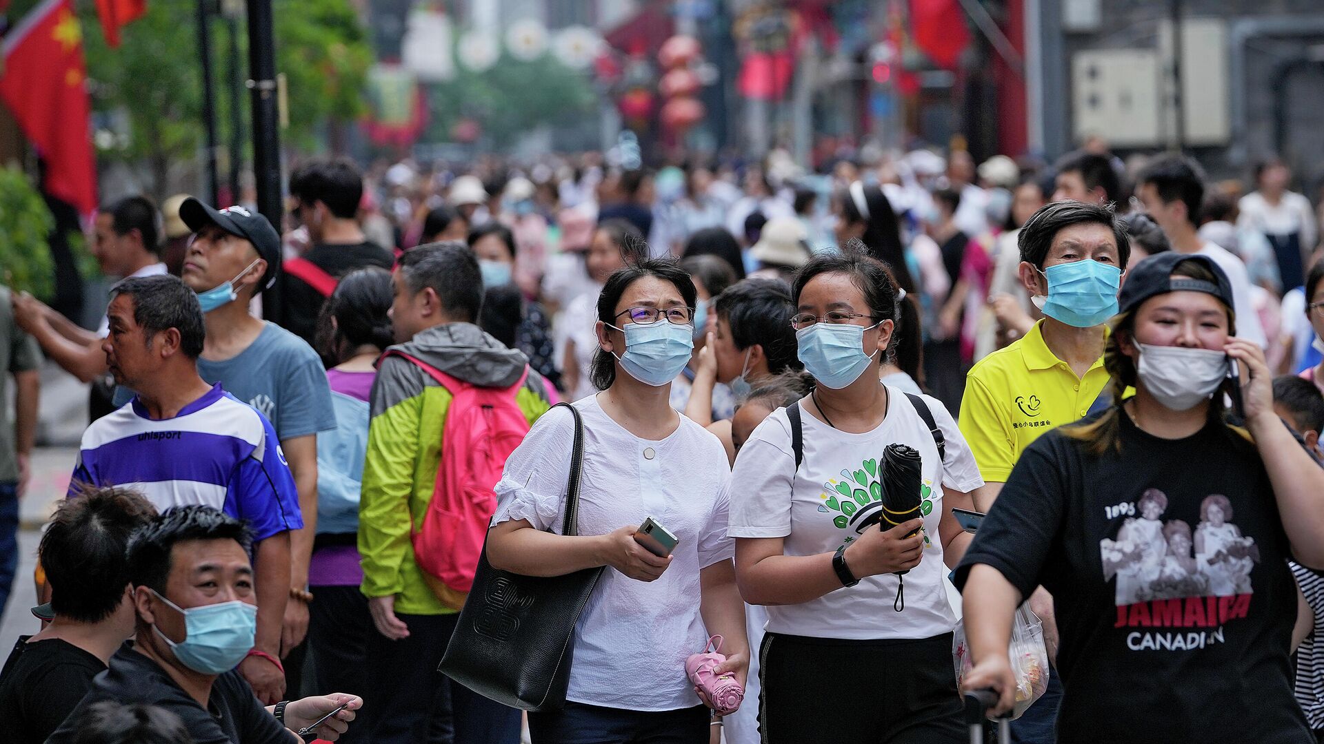 Люди в масках на популярной торговой улице в Пекине  - РИА Новости, 1920, 12.08.2021