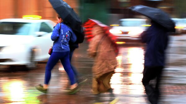 Пешеходы на улице во время сильного дождя
