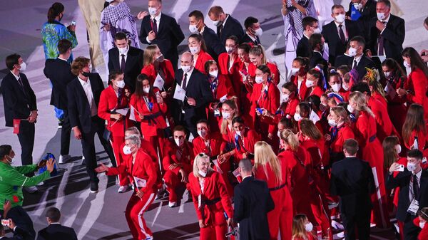 Российские спортсмены, члены сборной России (команда ОКР) фотографируются на параде атлетов на церемонии открытия XXXII летних Олимпийских игр в Токио.