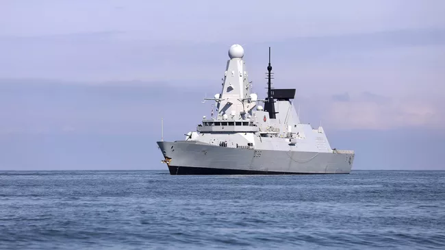 Британский эсминец Defender в Черном море