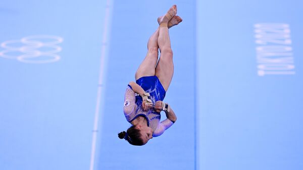 Российская спортсменка, член сборной России (команда ОКР) Владислава Уразова выполняет опорный прыжок в командном многоборье среди женщин на соревнованиях по спортивной гимнастике на XXXII летних Олимпийских играх в Токио.