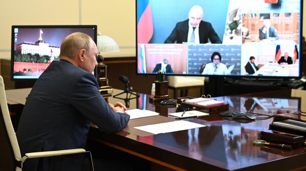 Владимир Путин проводит совещание по экономическим вопросам в режиме видеоконференции
