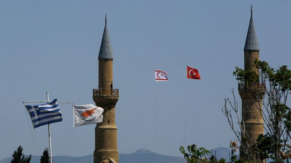 Флаги Греции, Кипра, Турции и Северного Кипра в Никосии