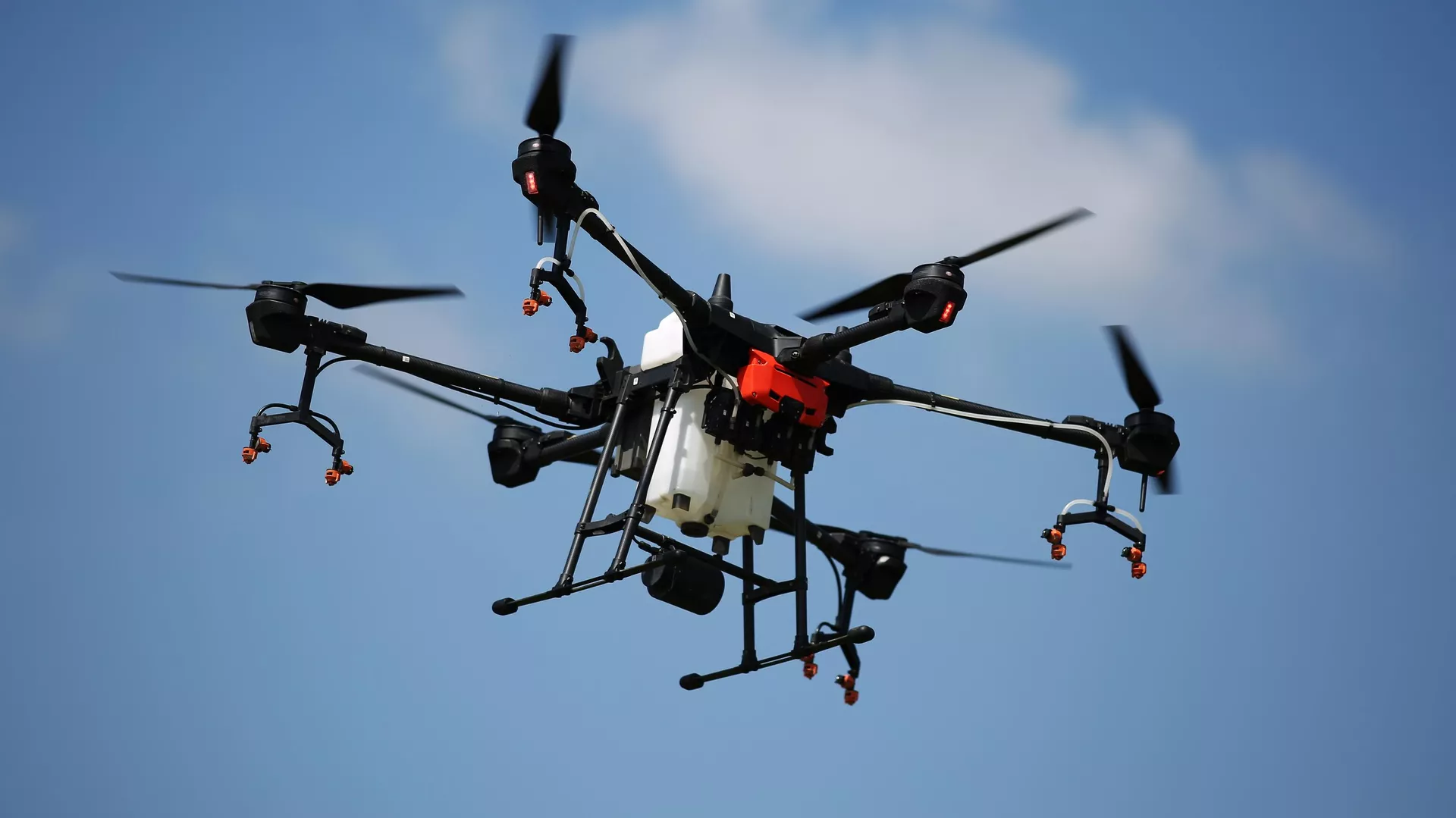 Юрист предупредил о штрафе за нелегальный запуск дрона во дворе дома