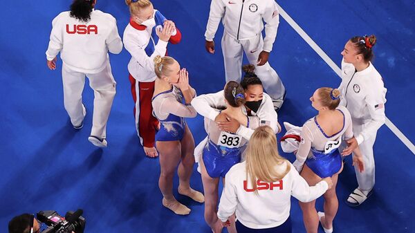 Американка Симона Байлз поздравляет российских гимнасток с победой на Олимпийских играх