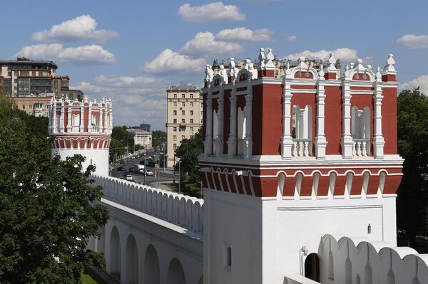 Стены Новодевичьего монастыря, где идут работы по комплексной реставрации