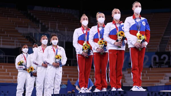 Гимнастки сборных США и России (слева направо) во время церемонии награждения