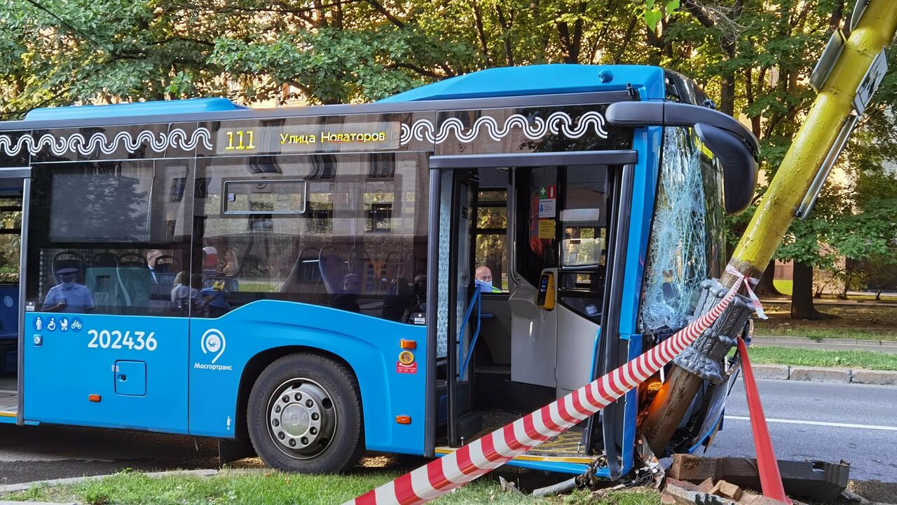 В Москве водитель автобуса пострадал в ДТП у главного здания МГУ - РИА  Новости, 27.07.2021