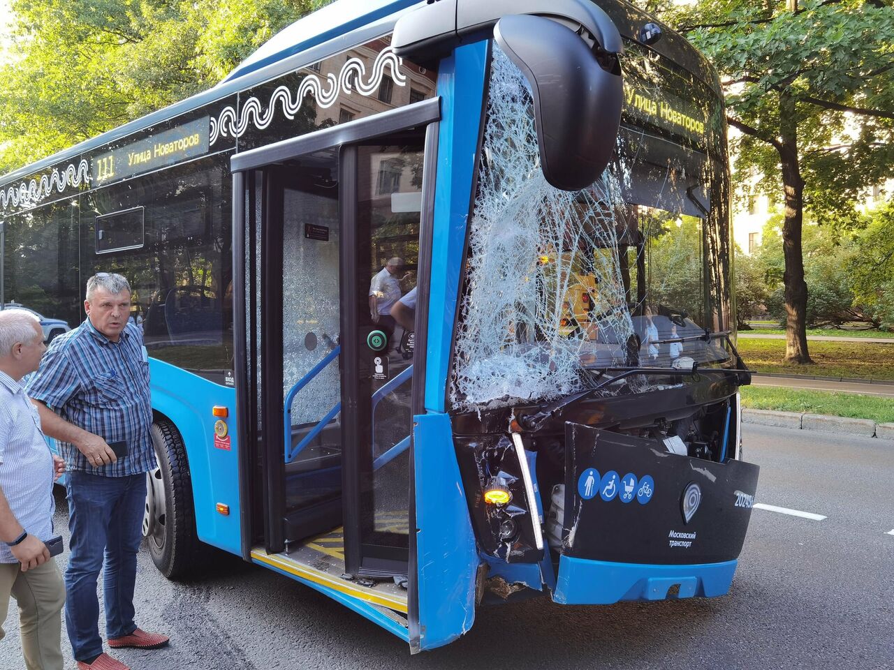 В Москве водитель автобуса пострадал в ДТП у главного здания МГУ - РИА  Новости, 27.07.2021